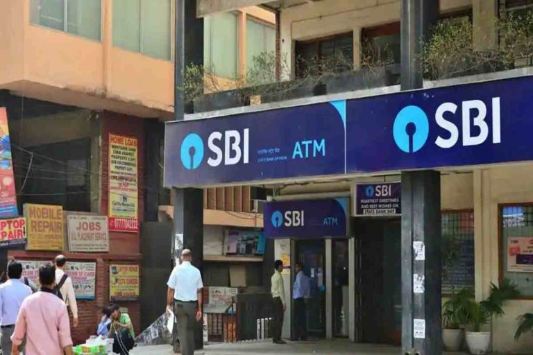 ATM Cash Withdrawal Rule: SBI ग्राहकों के लिए बिग न्यूज़, अब बदल दिया गया है ATM से कैश निकालने का तरीका , जानिए संपूर्ण जानकारी